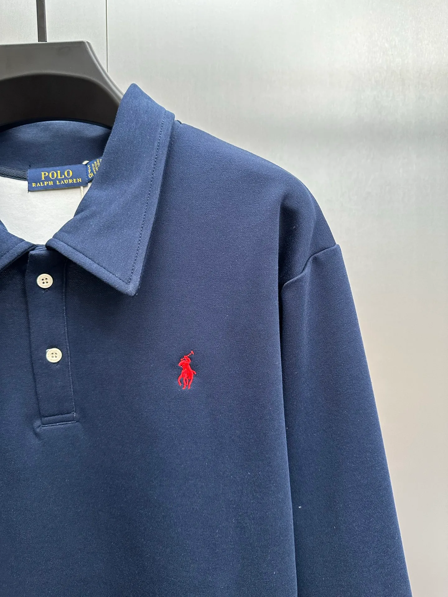P260 Ralph Lauren/Ralph Lauren 2025 new lapel sweatshirt, classic pony logo embroidered Polo shirt, simple and versatile ~ super delicate and soft, close to the body without being tied. Perfectly reflects the brand's sense of superiority. The fabric is full of three-dimensionality, the loose fit is standard, comfortable to stretch, unrestricted in movement, and highly practical to wear. Classic and simple style, with pony embroidery pattern on the chest, imported machines, three-dimensional and full. Original Polo milk white buttons, taking into account warmth and cool lines. Whether worn alone or layered, you can create different styles of fashion with just one piece. The workmanship is exquisite and shipped from a major foreign trade factory. It is all done by master craftsmen with many years of experience. Everything is of high standards and requirements. All fabrics and accessories are original custom-made and of high quality. It perfectly embodies the brand's sense of superiority, is highly wearable, and is high-end and classy. Versatile and versatile!  Color: black, white, gray, brown, navy size: S M L XL